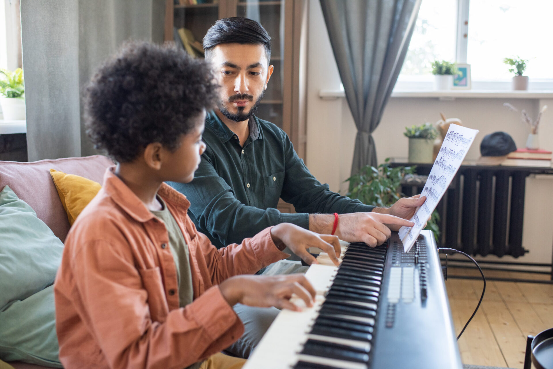 Cours de Piano en ligne, à domicile ou en école : pourquoi s